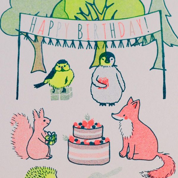 Nahaufnahme Postkarte Geburtstag im Wald